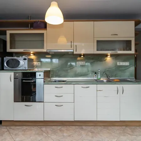 Nadia's Breeze - Spacious 1br Near The Apartament *