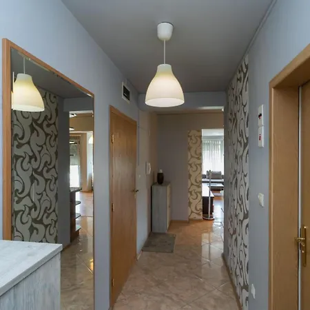 Nadia's Breeze - Spacious 1br Near The Apartament Varna