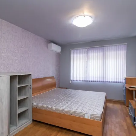 Nadia's Breeze - Spacious 1br Near The Varna