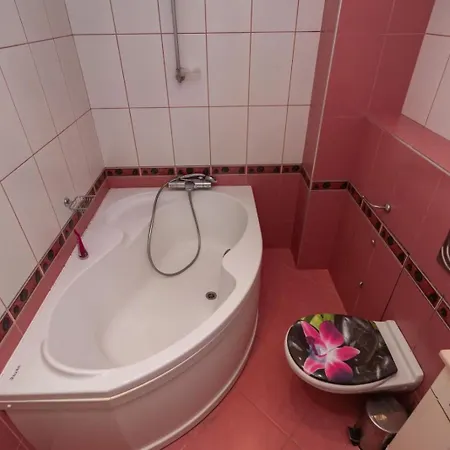 Nadia's Breeze - Spacious 1br Near The Apartament