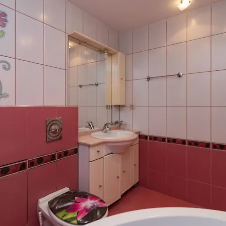 Nadia's Breeze - Spacious 1br Near The Apartament *