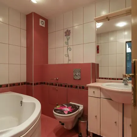 Nadia's Breeze - Spacious 1br Near The Apartament Varna