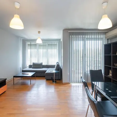 Nadia's Breeze - Spacious 1br Near The ヴァルナ
